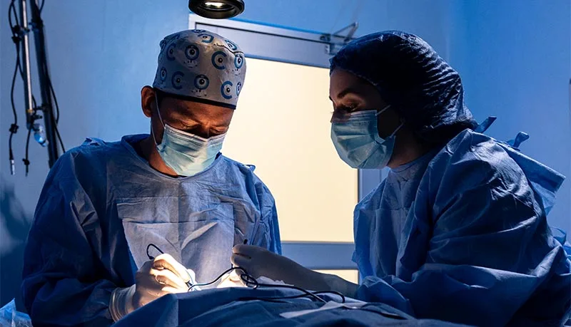 Docente con estudiantes oftamología